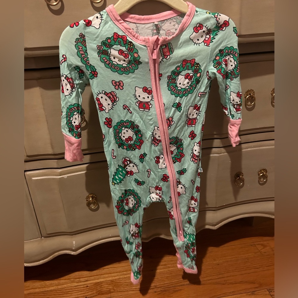 EUC POSH PEANUT 2023 CHRISTMAS HOLIDAY HELLO KITTY PAJAMAS